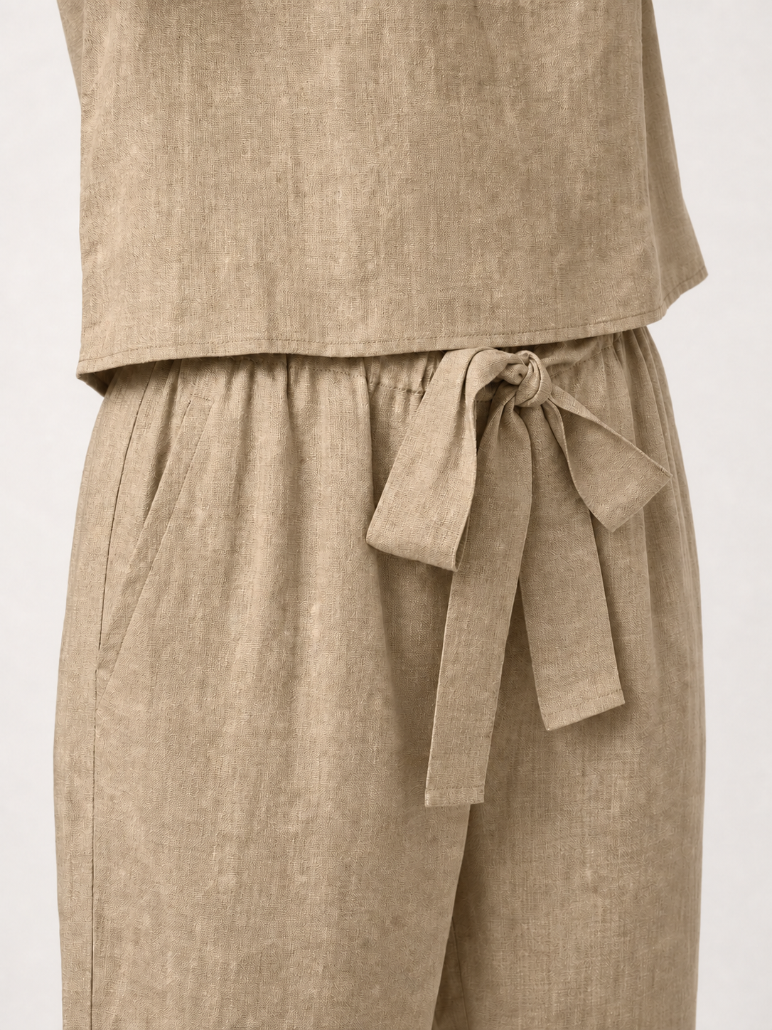 Ensemble été beige sable — détail taille, nœud latéral et poche