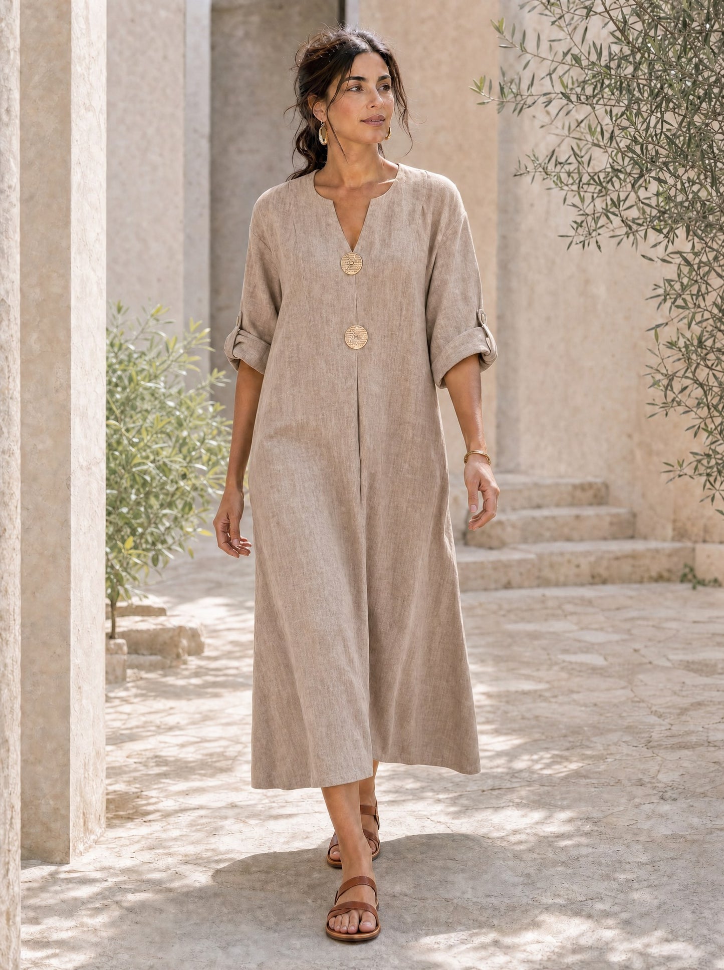 Robe Emery beige avoine en lin, coupe midi, col V à boutons dorés