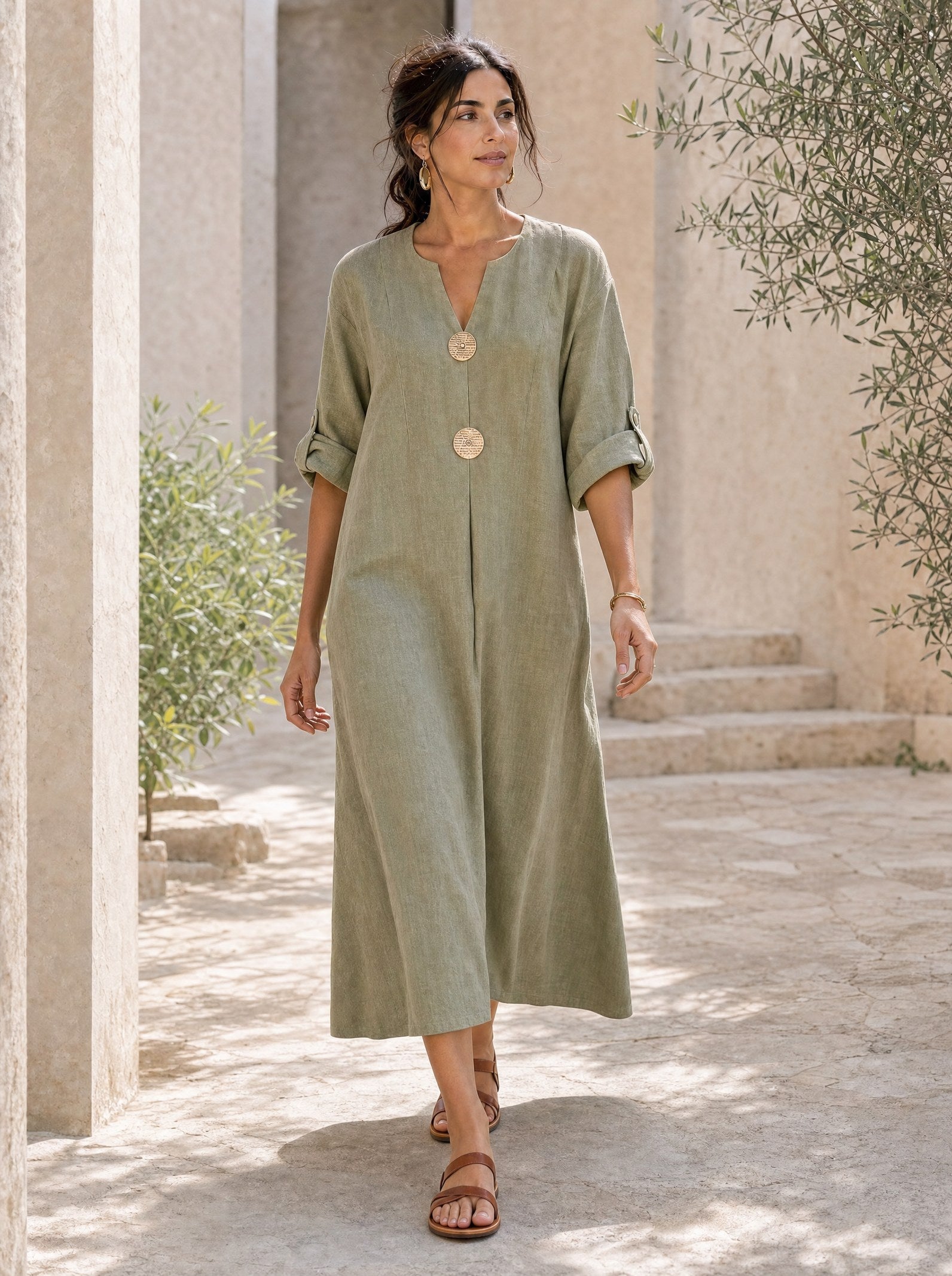 Robe Emery vert sauge en lin, coupe midi, col V à boutons dorés